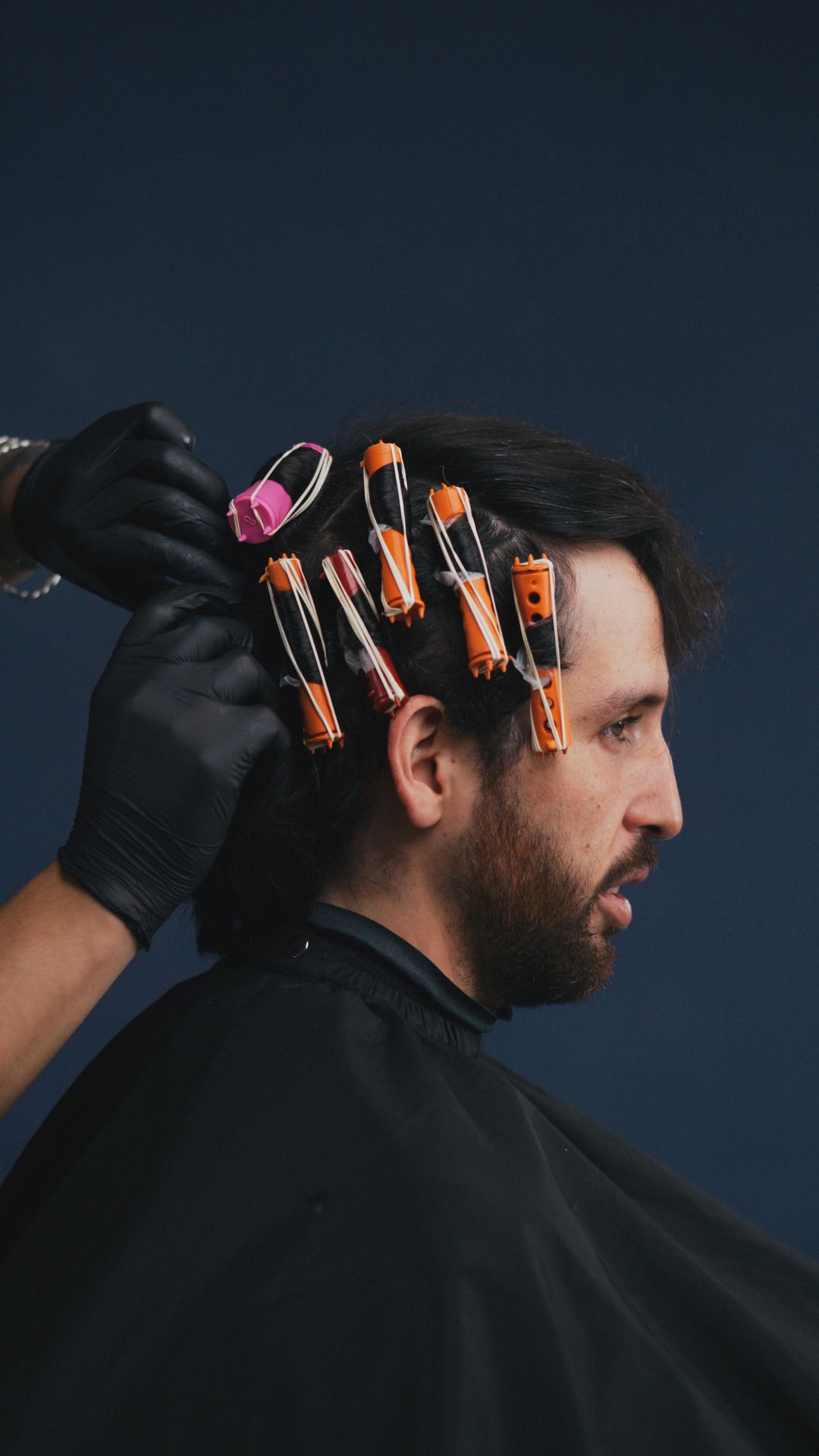Colocación de bigudíes para una ondulación en PULSO Barber Studios