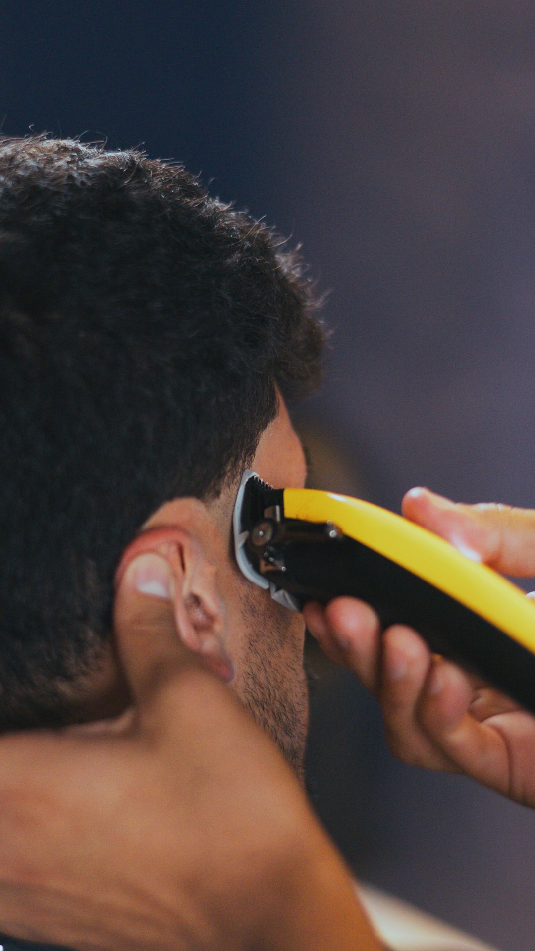 Perfilado de barba con máquina, en primer plano, en PULSO Barber Studios