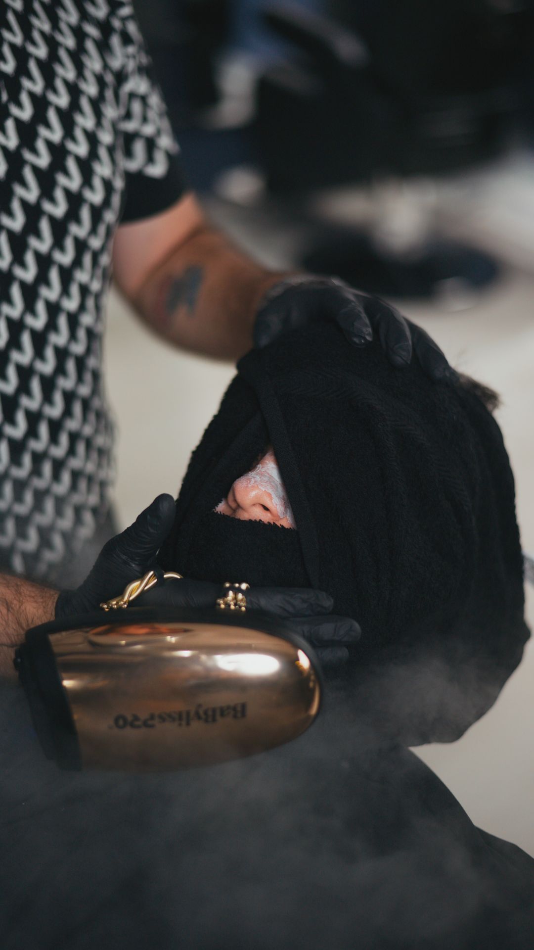 Ritual de toalla caliente sobre el rostro en PULSO Barber Studios